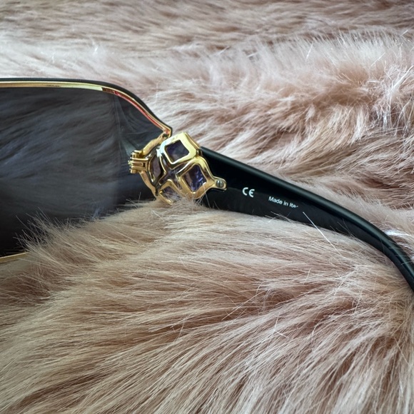 Chopard Sunglasses with Gold and Black Details - Picture 5 of 9